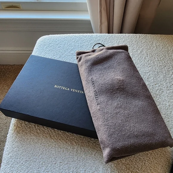 Bottega Veneta Leather Wallet in Deep Blue - Authencity Cert - Picture 2 of 13